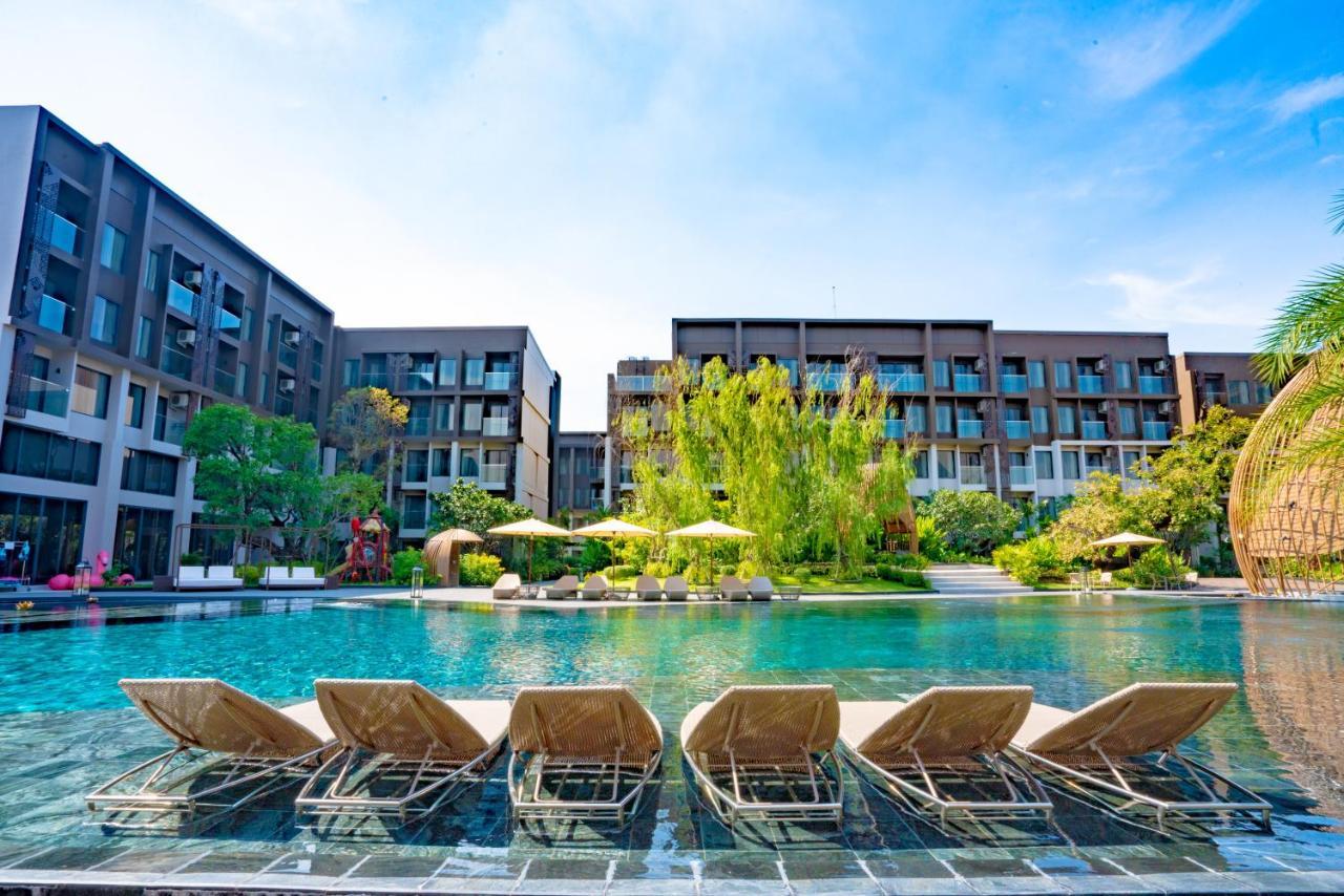 Divalux Resort & Spa Bangkok, Suvarnabhumi Airport-Free Shuttle Eksteriør bilde The swimming pool at the resort