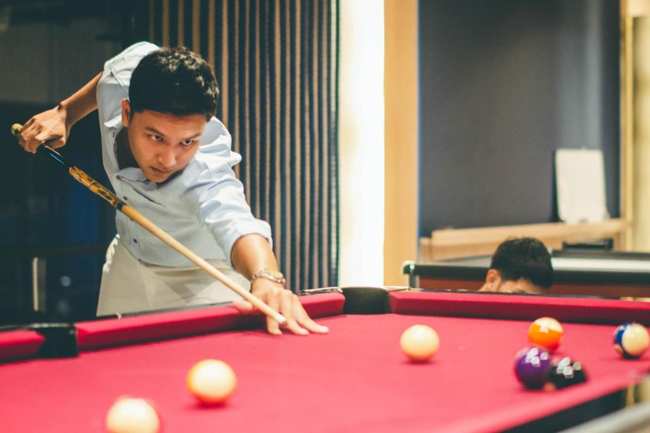 Divalux Resort & Spa Bangkok, Suvarnabhumi Airport-Free Shuttle Eksteriør bilde A player shooting the 8 ball